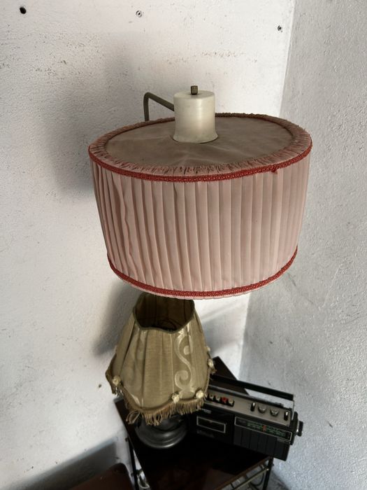 Lampa ze stolikiem PRL gazetownik,walizka,radio