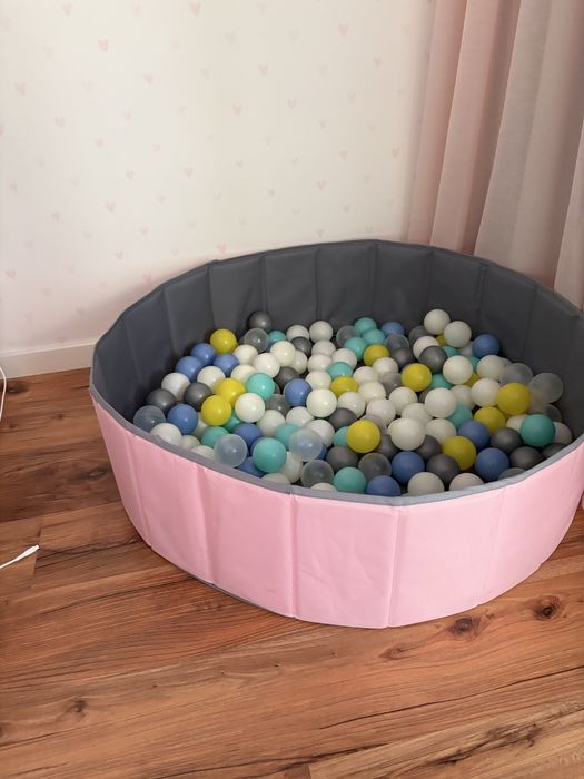 Piscina com 200 bolas coloridas