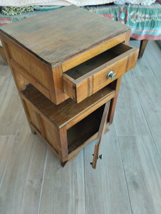 Mesa de cabeceira antiga