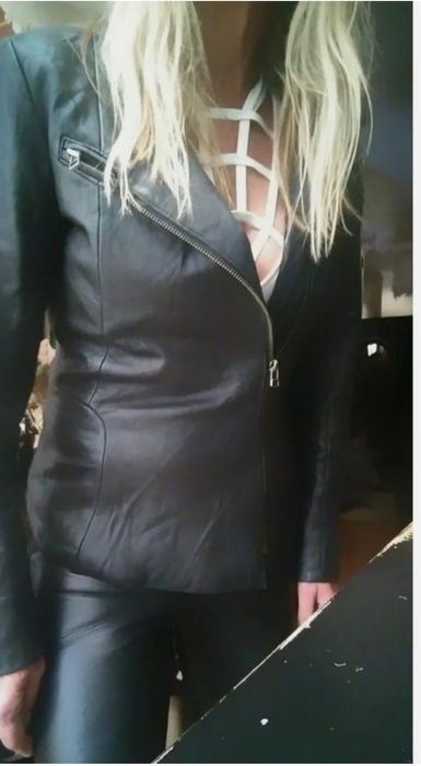 Шкіряний пиджак, косуха.