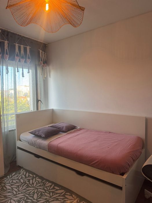 Cama de solteiro com gavetão para outra cama, dois colchões com capas de proteção, dois estrados , lacada a branco da marca IKea!