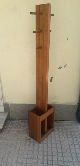 Cabide de pe madeira