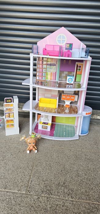 Casa de bonecas com elevador a funcionar