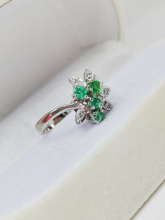 Pierścionek ze szmaragdami.