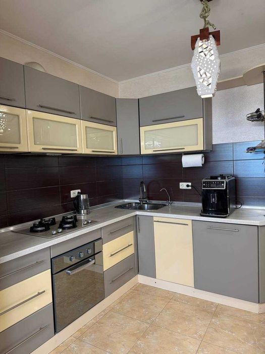 Простора 2-кімнатна квартира на Буковинській в новому будинку