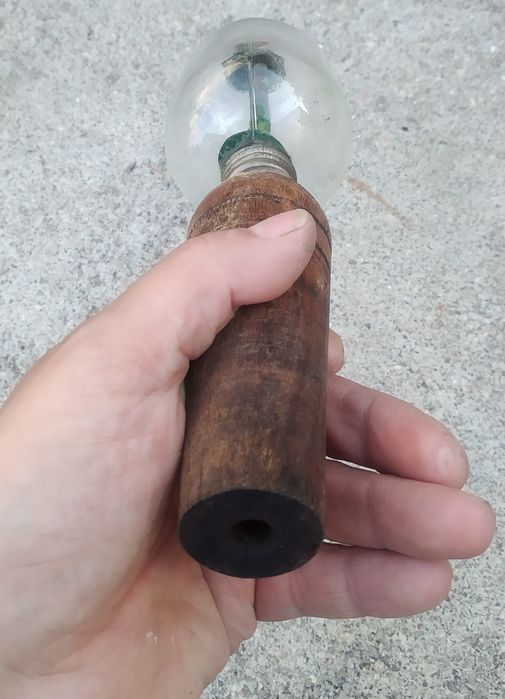 Abafador antigo, medidas de madeira antigas e peça de vinicula antiga