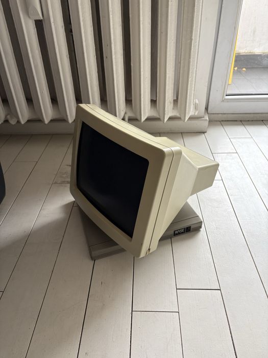 Stary monitor (antyk, scenografia, kolekcjonerski)