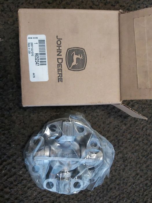 Krzyżak wału napędu przy tłumiku drgań John Deere  RE52347