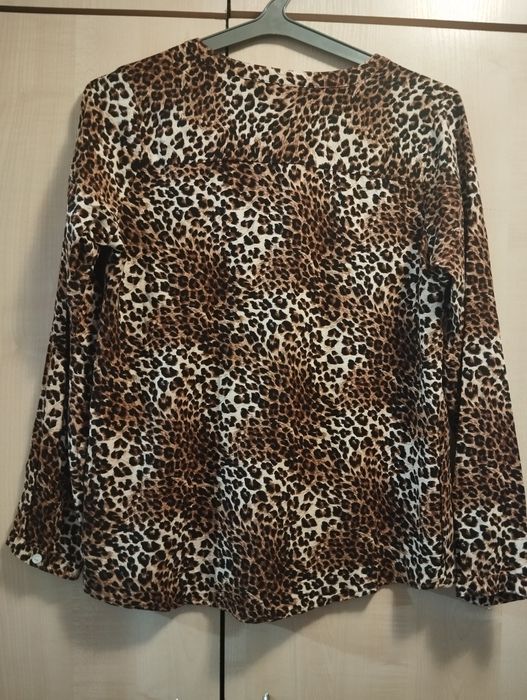 Koszula z nadrukiem w panterkę.