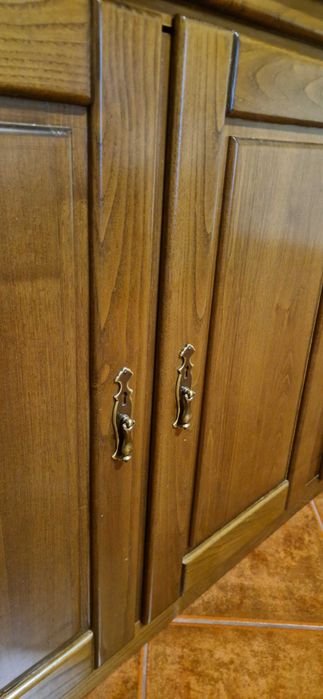 Móvel de Sala rústico em castanho maciço e granito