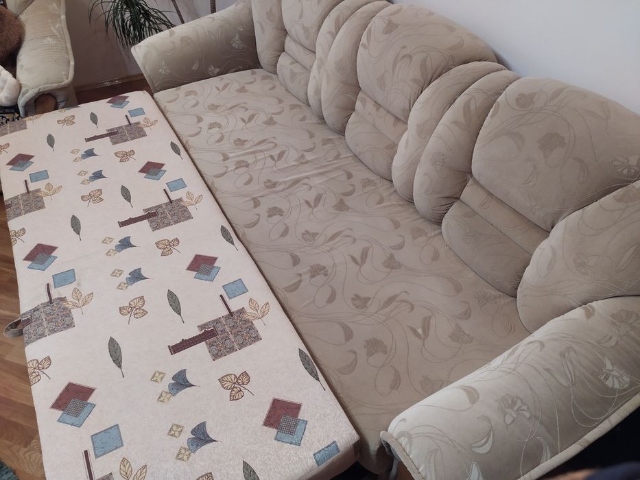 Розкладний диван і два крісла