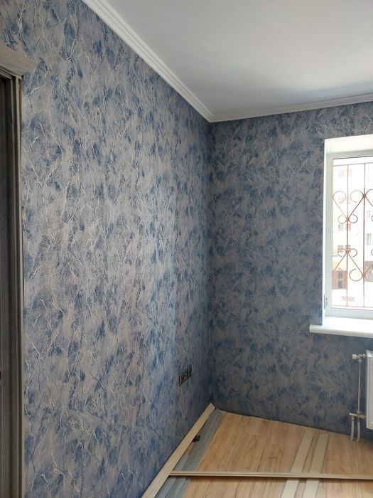 Поклейка шпалер,  фарбування стін та стель.