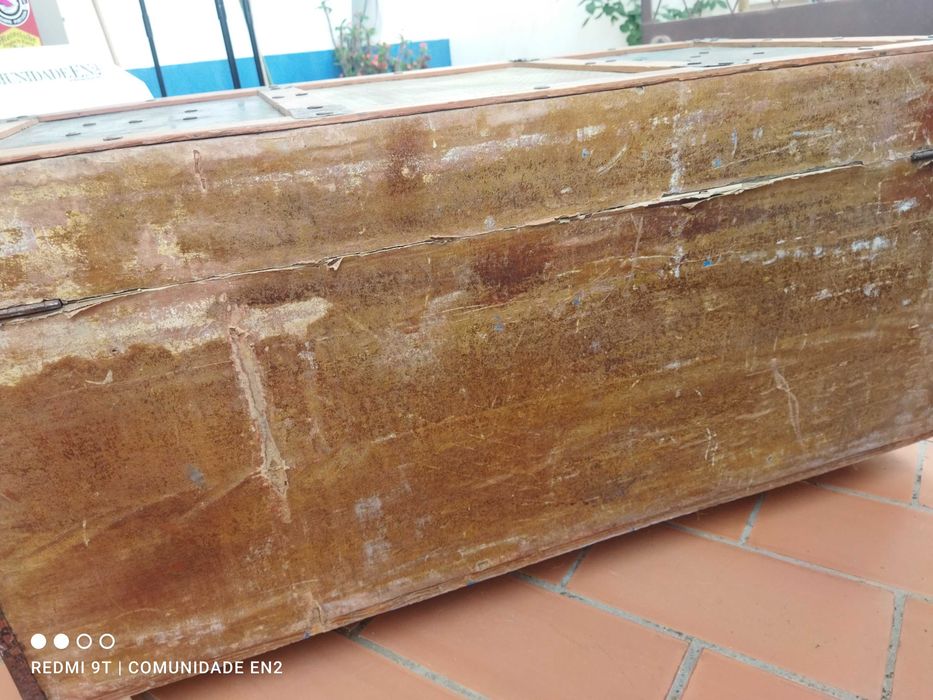 Arca antiga com folha metal