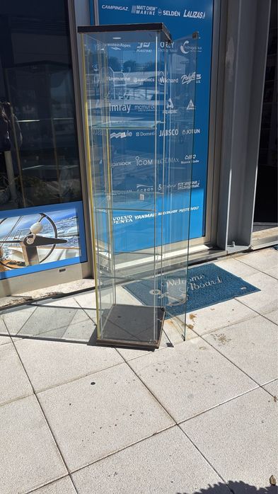 Vitrine IKEA (base preta)