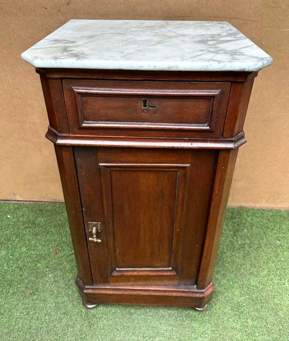 Mesa de cabeceira antiga