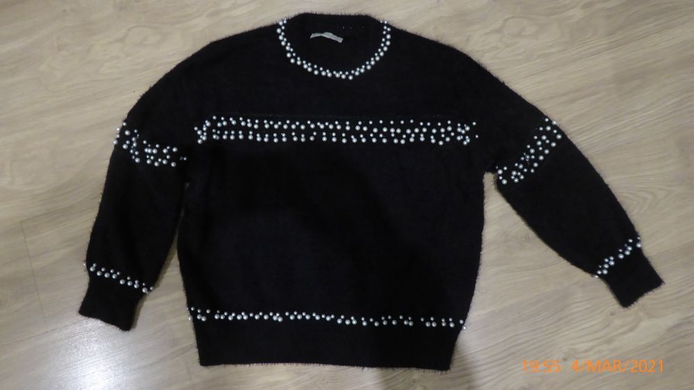 Sweter czarny z perełkami rozm. M/L
