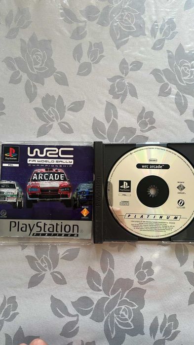 WRC Arcade FIA World Rally Championship PS1 PAL Platinum – Completo com Manual (SCES-03907)