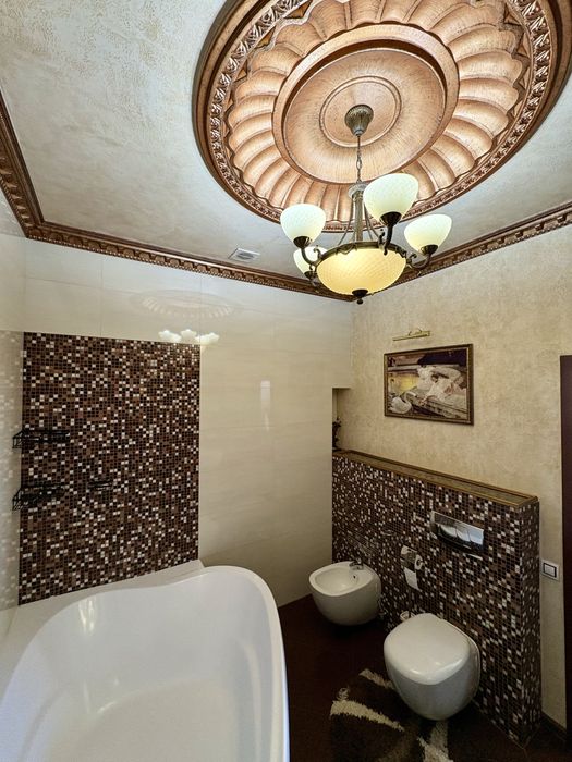 Продам 2-во поверхову квартиру в центрі міста