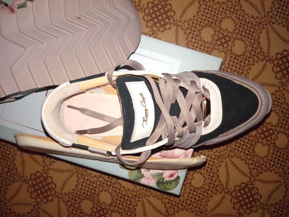 Кроссовки женские