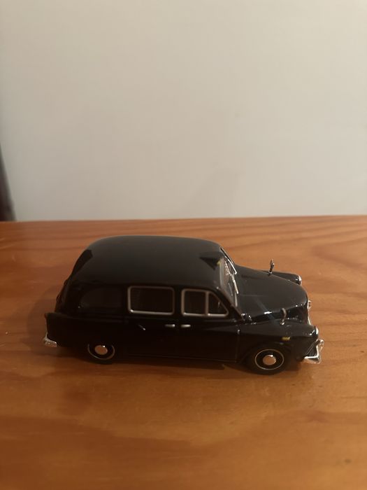 Miniatura austin rx4 1:43
