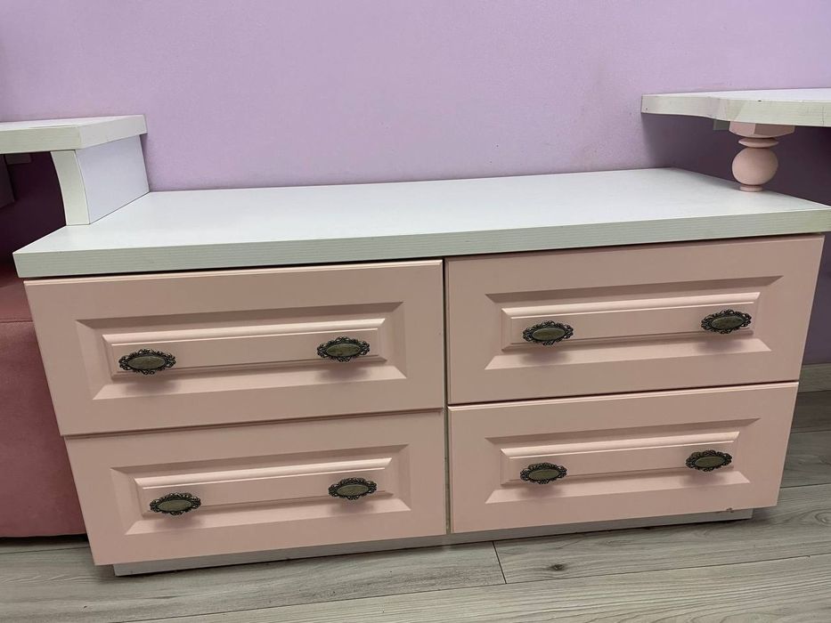 Спальный Гарнітур.Ліжко, Стіл,тумпа, Дзеркало, поличка, пуфік