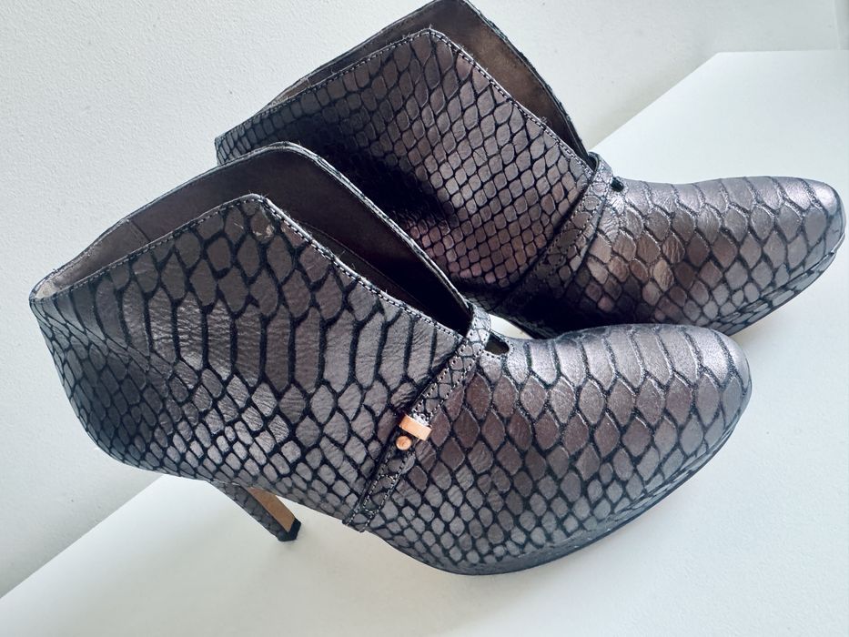 Clarks – eleganckie skórzane botki na obcasie, fioletowe, rozmiar 37