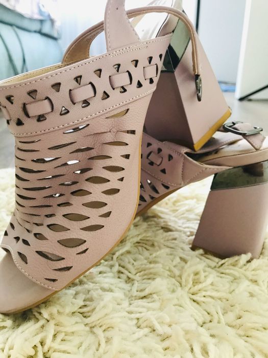 шкіряні босоніжки