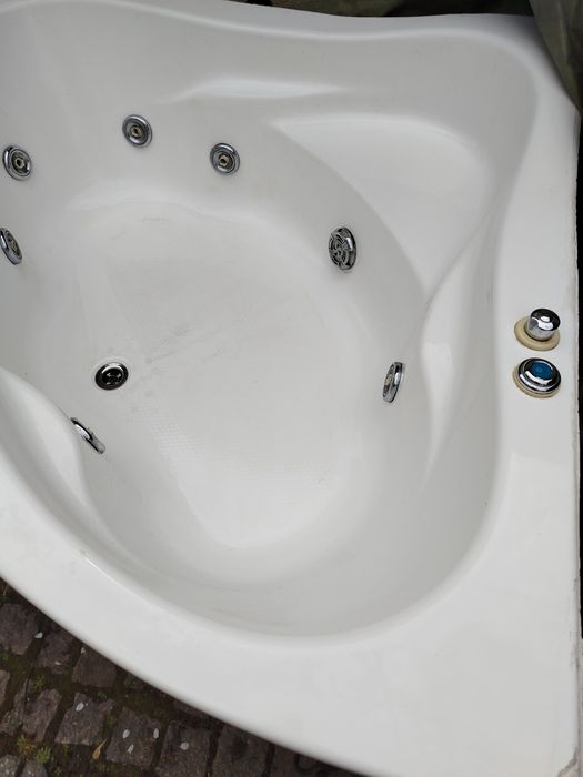 Jacuzzi ogrodowe, Wanna z hydromasażem narożna 134cm x 134cm