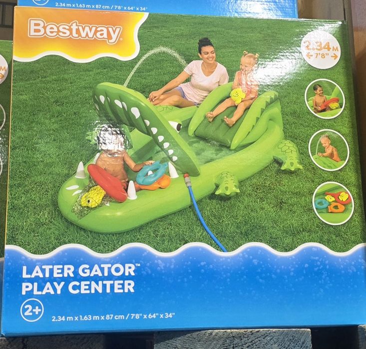 Várias piscinas de criança e brinquedos
