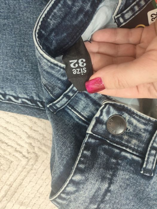 Jeansy do kostek z napisem Gucci