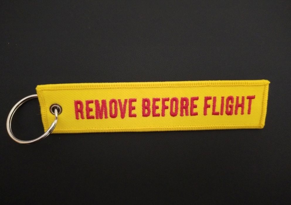 Porta chaves amarelo "remove before flight"