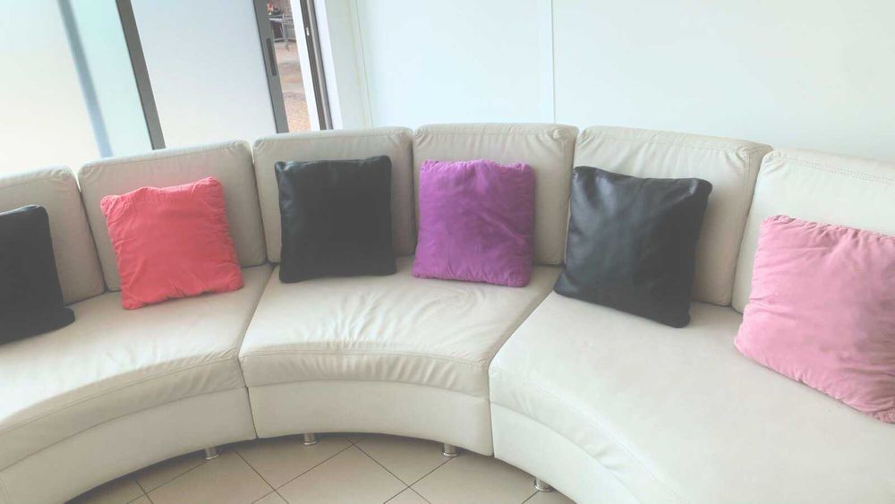 Sofá grande branco curvado