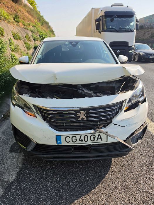 Peugeot 5008 acidentado
