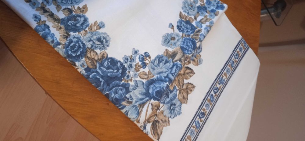 Obrus lniany 140x155, vintage, biały z motywami kwiatowymi.