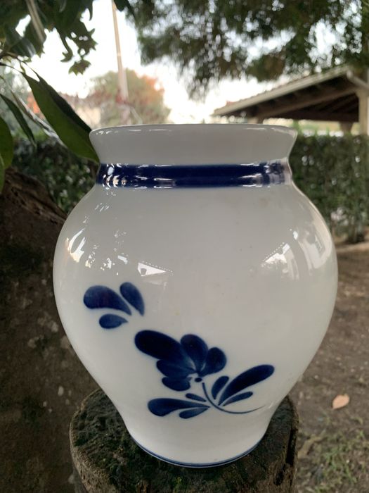 Jarra grande em louça de porcelana de  Viana.
