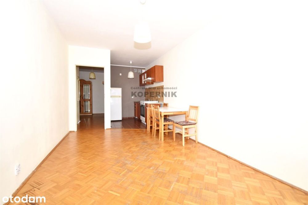 Dwa pokoje, cegła, duży balkon.