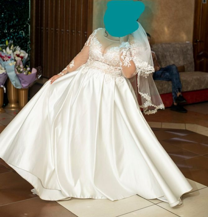 Гарна щаслива весільна сукня