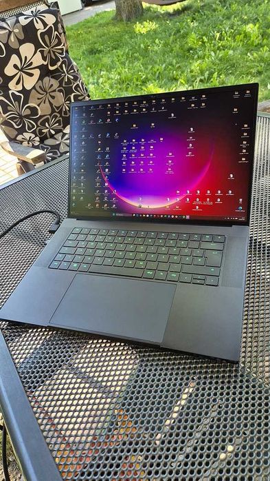 Mocny laptop RAZER 16 i9/RTX4090/2TB SSD/16" 4k
