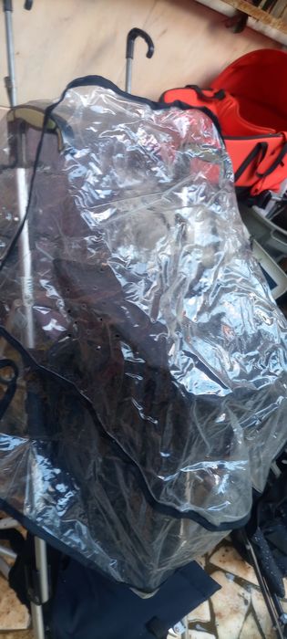 3 carrinhos bebe C/ capa de chuva 15eur.