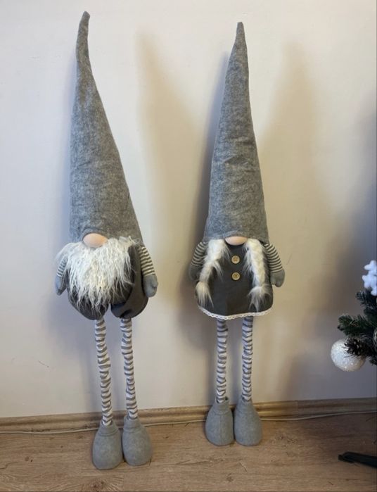 Один  гном (дівчинка) у сірих тонах.