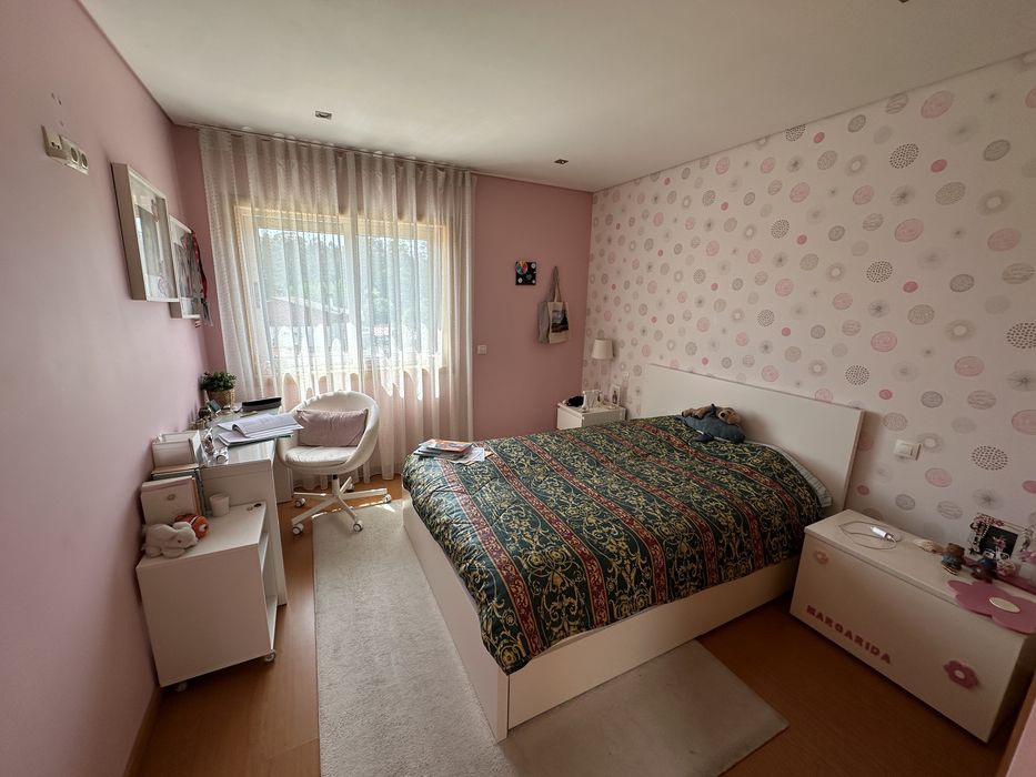 Cama de quarto com 4 gavetões bonita com colchão nova