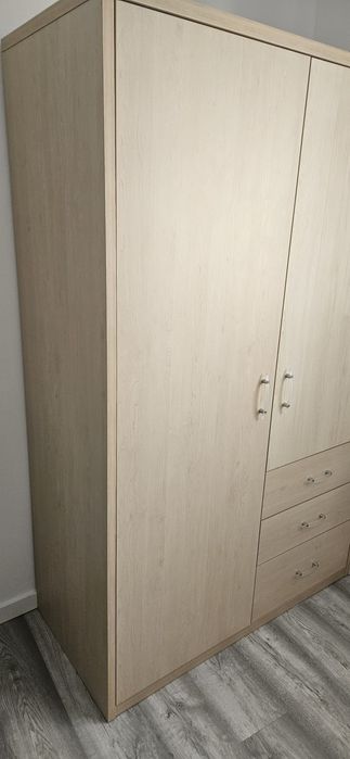 Quarto (roupeiro, mesa de cabeceira, camiseiro e cama)