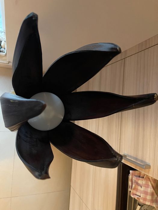 Unikatowa lampa podłogowa z Afryki – rękodzieło z bambusa