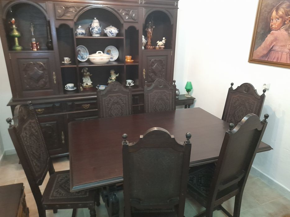 Mesa e cadeiras de sala