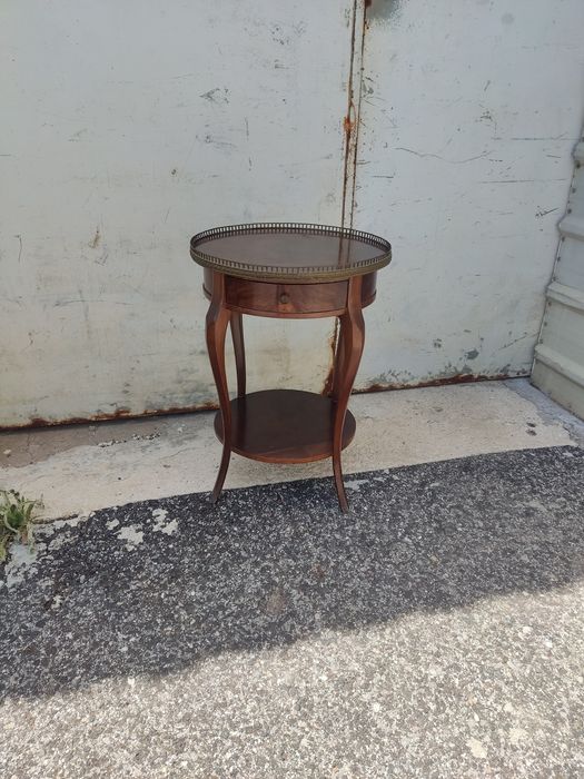 Mesa antiga em bom estado