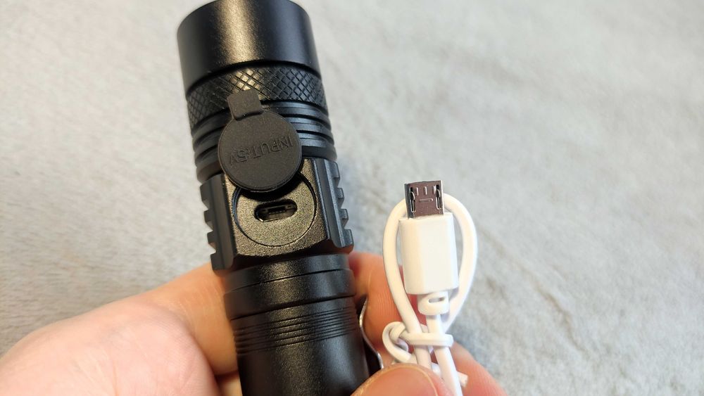 Ліхтарики та акумулятори 18650