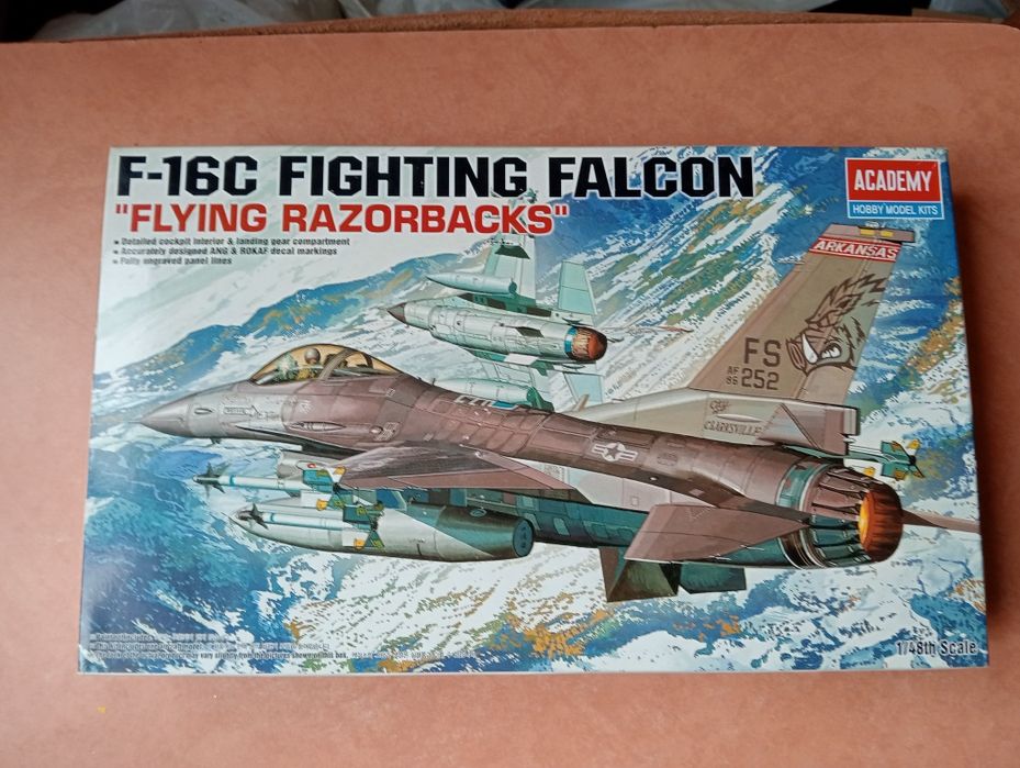 Модель самолёта F 16 1/48