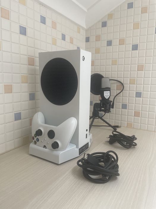 Xbox série S com comando, microfone gamer, cabos e uma base