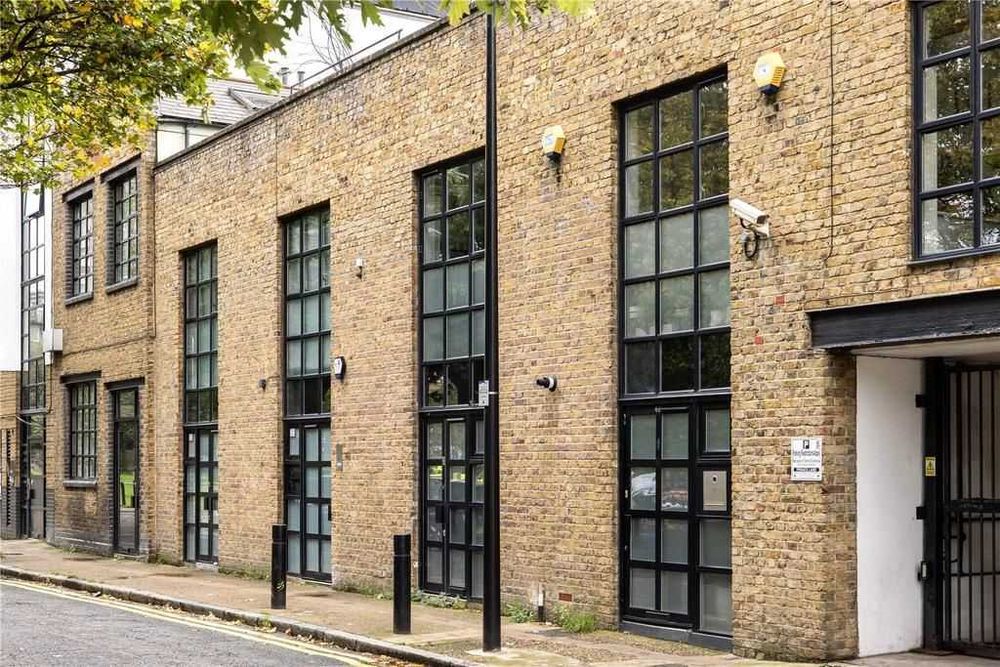 Продаж комерційної будівлі та земельної ділянки м Броди Львівська обл