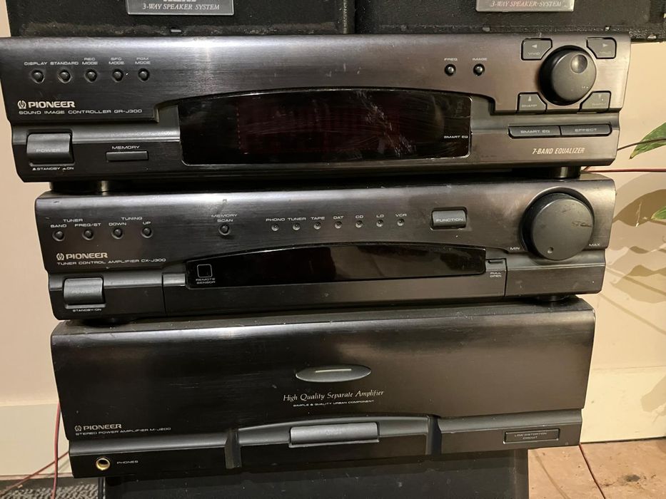 Wieża Pioneer z głosnikami